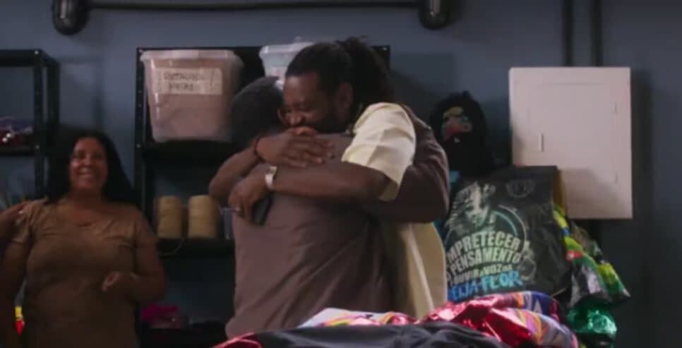 Jão e Edson se abraçam após resultado do exame de DNA (Foto: Reprodução/ Globo) Jão e Edson se abraçam após resultado do exame de DNA (Foto: Reprodução/ Globo)
