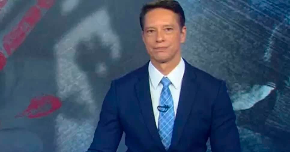 Âncora Sergio Aguiar passa mal durante Jornal da Record (Foto: Reprodução - Record) Âncora Sergio Aguiar passa mal durante Jornal da Record (Foto: Reprodução - Record)