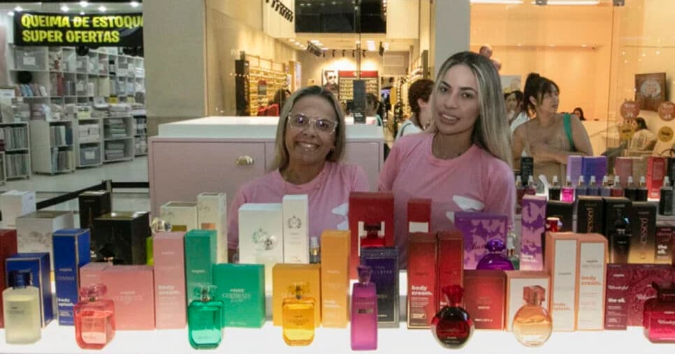 As empreendedoras Carolyne Oliveira Chaves e Ana Santos são sócias do quiosque da Wepink no Shopping Iguatemi. (Foto: THAYNÁ WEISSBACH/JC) As empreendedoras Carolyne Oliveira Chaves e Ana Santos são sócias do quiosque da Wepink no Shopping Iguatemi. (Foto: THAYNÁ WEISSBACH/JC)