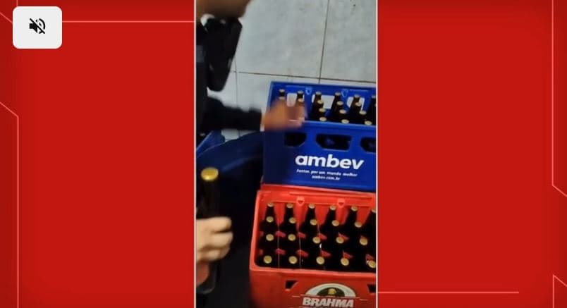 Cerca de 220 litros de cerveja foram apreendidos após identificarem a falsificação (Foto Reprodução/G1) Cerca de 220 litros de cerveja foram apreendidos após identificarem a falsificação (Foto Reprodução/G1)