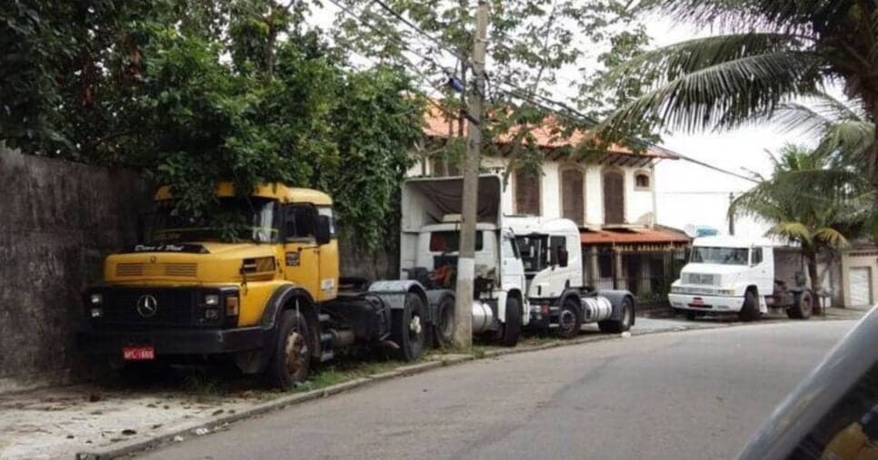 Exemplo de caminhões parados na calçada impedindo o fluxo de pedestres (Foto: Reprodução/ Internet) Exemplo de caminhões parados na calçada impedindo o fluxo de pedestres (Foto: Reprodução/ Internet)