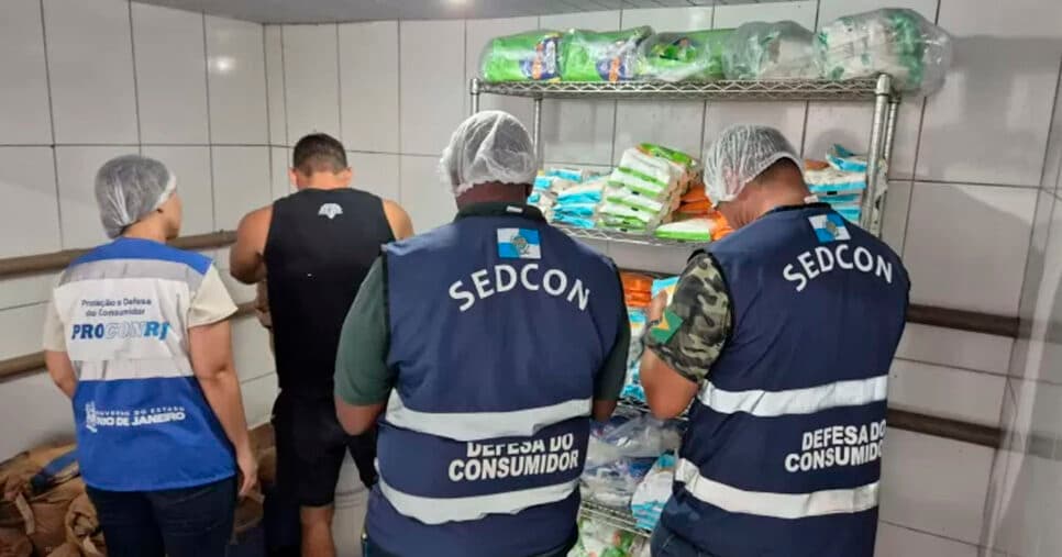 Fiscais do Procon e da Sedcon durante fiscalização na fábrica da Doce Verão, em Belford Roxo (Foto: Divulgação / Procon-RJ) Fiscais do Procon e da Sedcon durante fiscalização na fábrica da Doce Verão, em Belford Roxo (Foto: Divulgação / Procon-RJ)