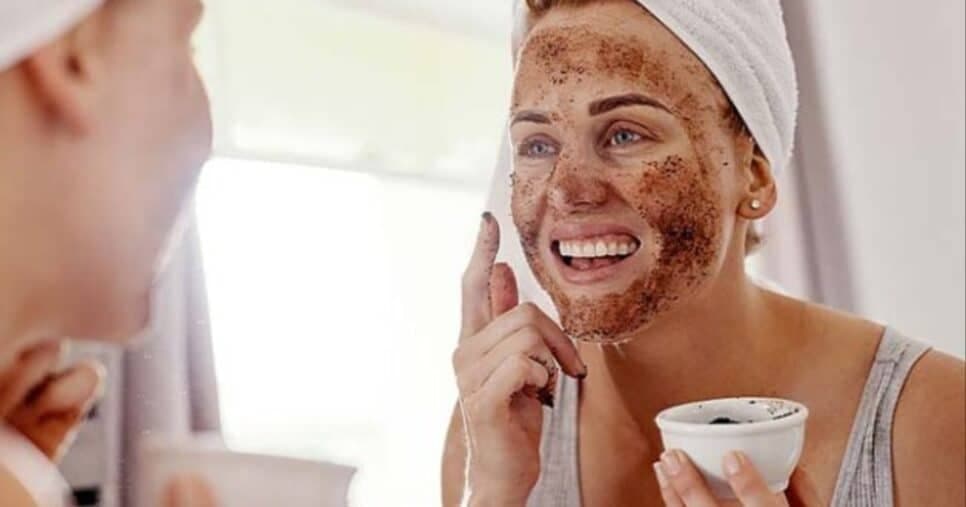 Efeito Botox em casa: Máscara natural com 4 ingredientes elimina rugas das 50+ e rejuvenesce em 10 minutos