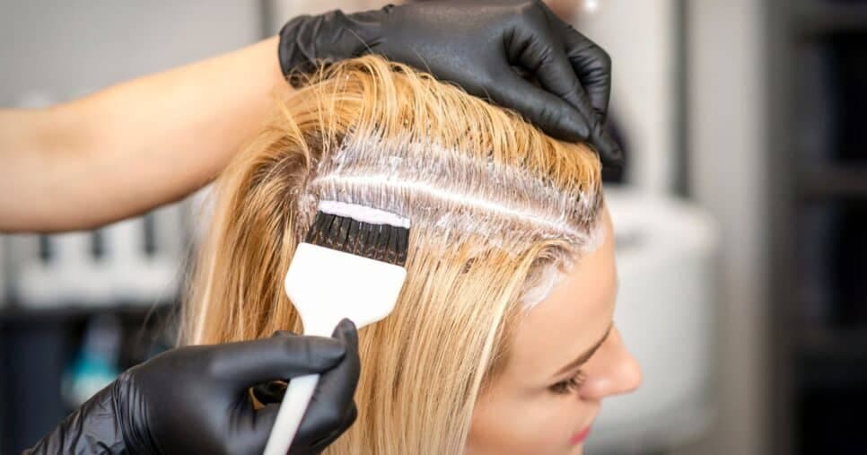 Tchau, grisalho: 3 tons de cabelo rejuvenescem mulheres 45+ e garantem visual moderno em 2025