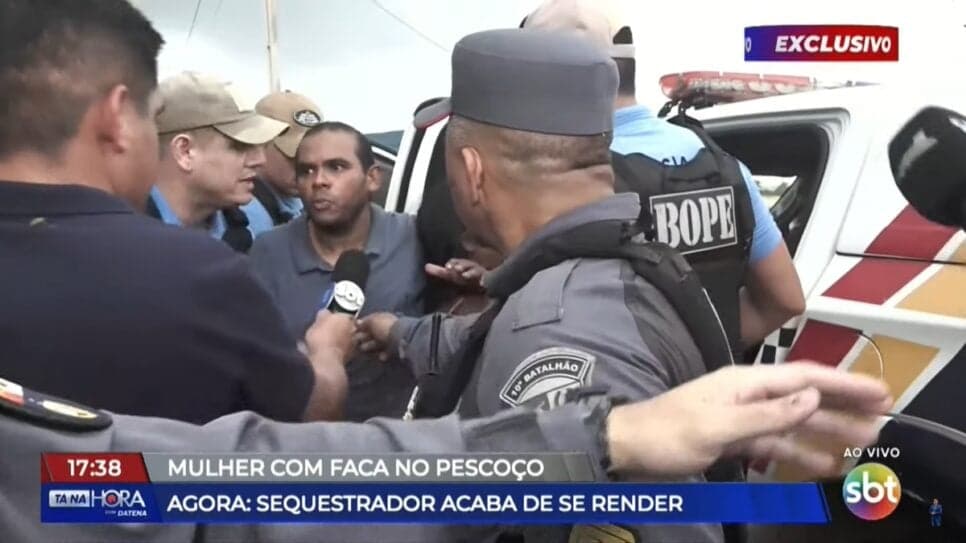 Momento em que o bandido acabou preso e pediu para a reportagem acompanhá-lo (Foto: Reprodução/ SBT) Momento em que o bandido acabou preso e pediu para a reportagem acompanhá-lo (Foto: Reprodução/ SBT)