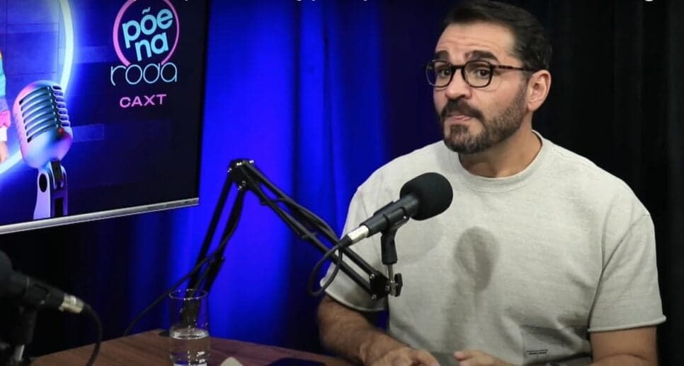 Sexualidade assumida e reação do pai em desabafo (Foto: Reprodução/ Põe na Roda Podcast/ YouTube) Sexualidade assumida e reação do pai em desabafo (Foto: Reprodução/ Põe na Roda Podcast/ YouTube)
