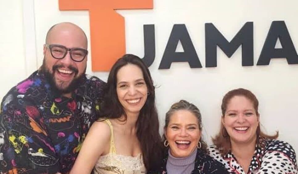Tjama: marca e roupas rival da C&A - Ator e as sócias, irmãs e mãe (Foto: Reprodução/ Internet) Tjama: marca e roupas rival da C&A - Ator e as sócias, irmãs e mãe (Foto: Reprodução/ Internet)