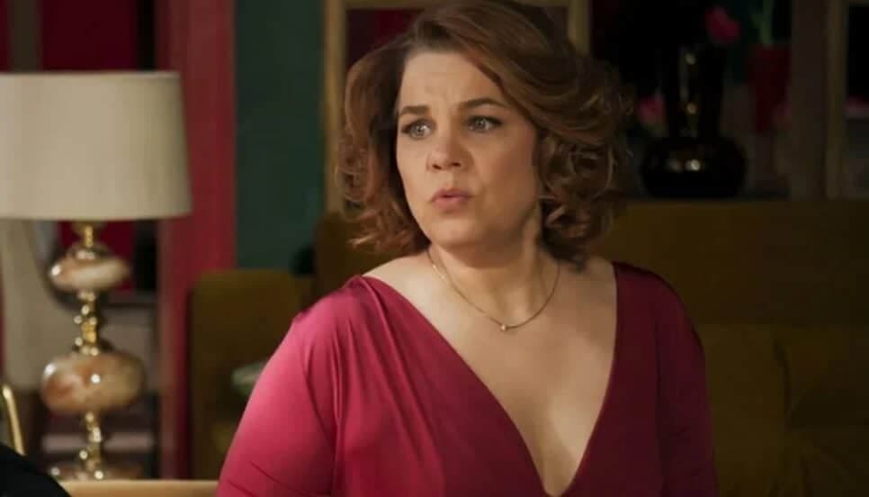Violeta dá invertida e revida atitude de Osmar por ter falado com Jão (Foto: Reprodução/ TV Globo) Violeta dá invertida e revida atitude de Osmar por ter falado com Jão (Foto: Reprodução/ TV Globo)