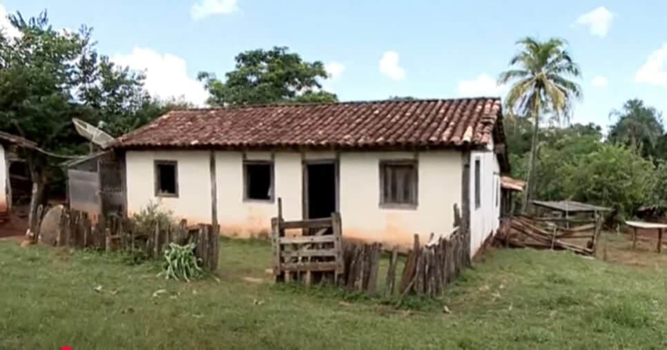 Casa feita de barro e humilde onde morou o cantor (Foto: Reprodução/ Internet) Casa feita de barro e humilde onde morou o cantor (Foto: Reprodução/ Internet)