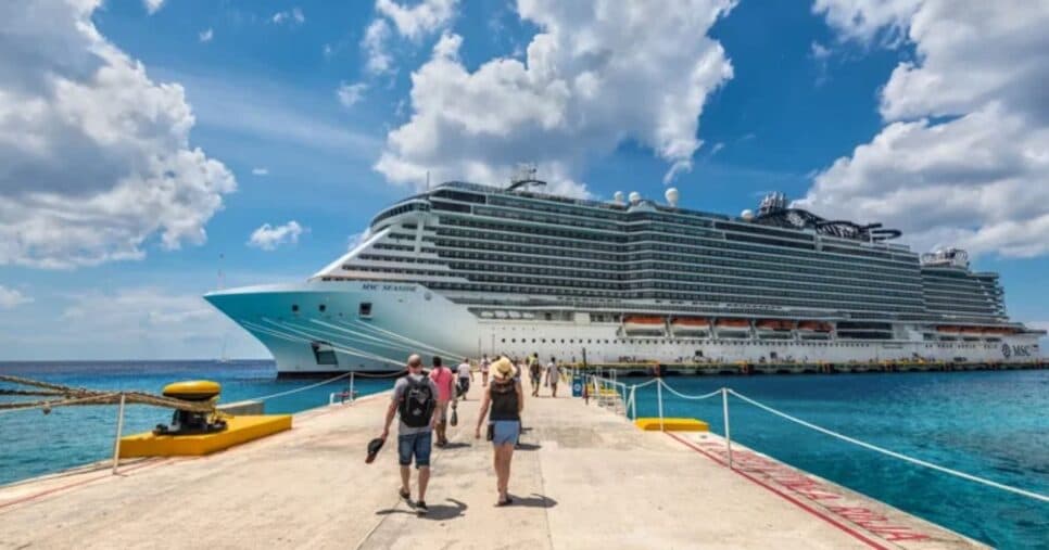 Funcionários do FI Group tiveram a experiência de 4 dias a bordo no MSC Fantasia (Foto Reprodução/Exame)
Funcionários do FI Group tiveram a experiência de 4 dias a bordo no MSC Fantasia (Foto Reprodução/Exame)