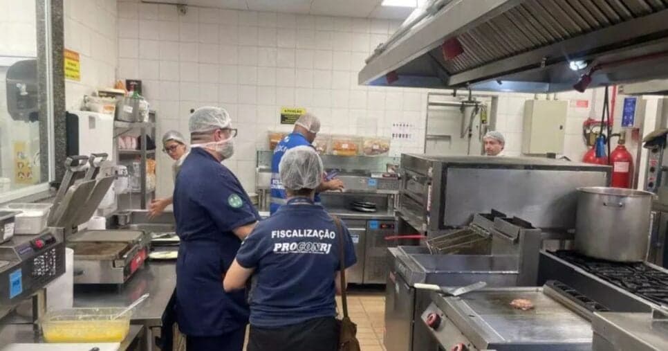 Fiscalização da Vigilância Sanitária encontrou irregularidades graves no restaurante de quatro hotéis de Copacabana (Foto Reprodução/Diário do Rio) Fiscalização da Vigilância Sanitária encontrou irregularidades graves no restaurante de quatro hotéis de Copacabana (Foto Reprodução/Diário do Rio)