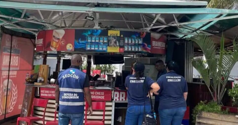 Agentes da Sedcon e do Procon fiscalizam quiosques na orla de Copacabana antes do show de Lady Gaga — Foto: Divulgação/Sedcon Agentes da Sedcon e do Procon fiscalizam quiosques na orla de Copacabana antes do show de Lady Gaga — Foto: Divulgação/Sedcon