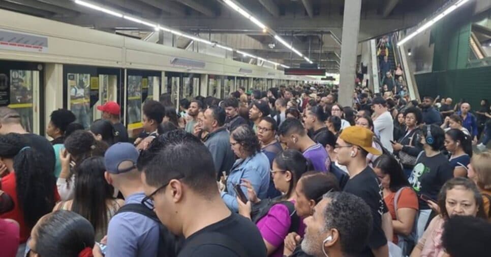 Metrô paralisado Metrô paralisado