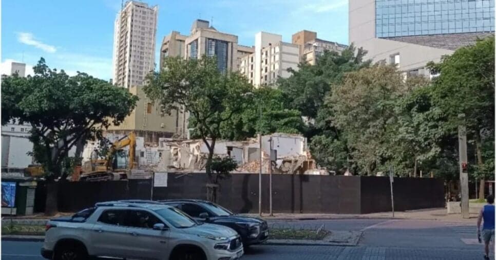 O imóvel que abrigou por mais de 30 anos a Padaria Savassi, que deu nome ao bairro na região Centro-Sul de Belo Horizonte, acabou sendo demolido (Foto: Reprodução/ Internet) O imóvel que abrigou por mais de 30 anos a Padaria Savassi, que deu nome ao bairro na região Centro-Sul de Belo Horizonte, acabou sendo demolido (Foto: Reprodução/ Internet)