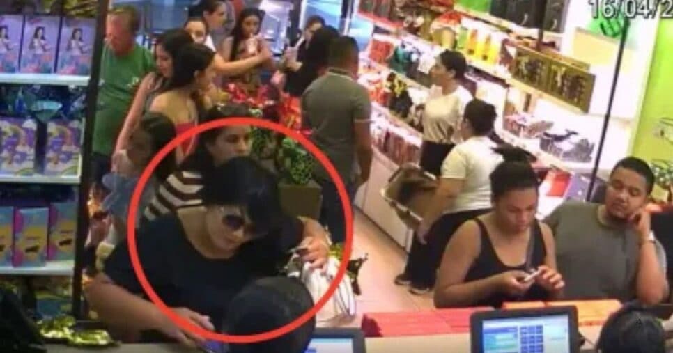 Jordélia Pereira Barbosa supostamente disfarçada na loja de chocolates, imagens captadas pelas câmeras de segurança (Foto Reprodução/CNN) Jordélia Pereira Barbosa supostamente disfarçada na loja de chocolates, imagens captadas pelas câmeras de segurança (Foto Reprodução/CNN)