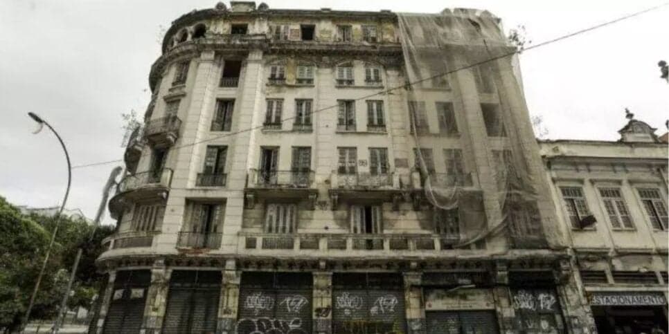 Prédio abandonado do antigo Hotel Paris, na Praça Tiradentes (Foto: Reprodução / Diário do Rio) Prédio abandonado do antigo Hotel Paris, na Praça Tiradentes (Foto: Reprodução / Diário do Rio)