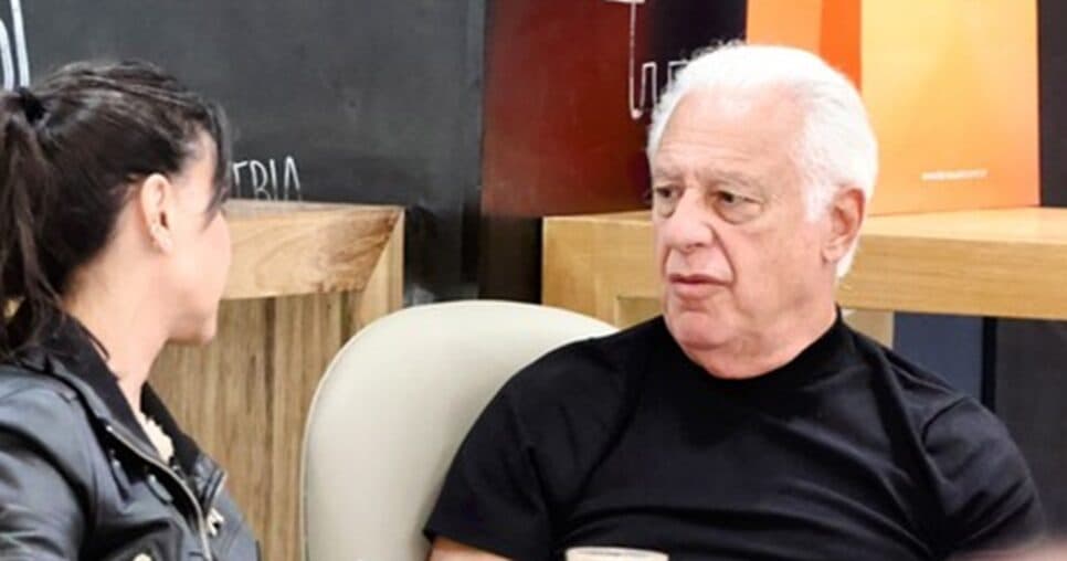 Discreto, Antonio Fagundes faz rara aparição pública com pessoa 30 anos mais jovem com quem vive relação