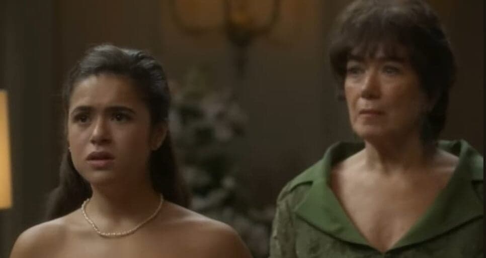 Bia passa vergonha diante da avó e toda a família (Foto: Reprodução/ TV Globo) Bia passa vergonha diante da avó e toda a família (Foto: Reprodução/ TV Globo)