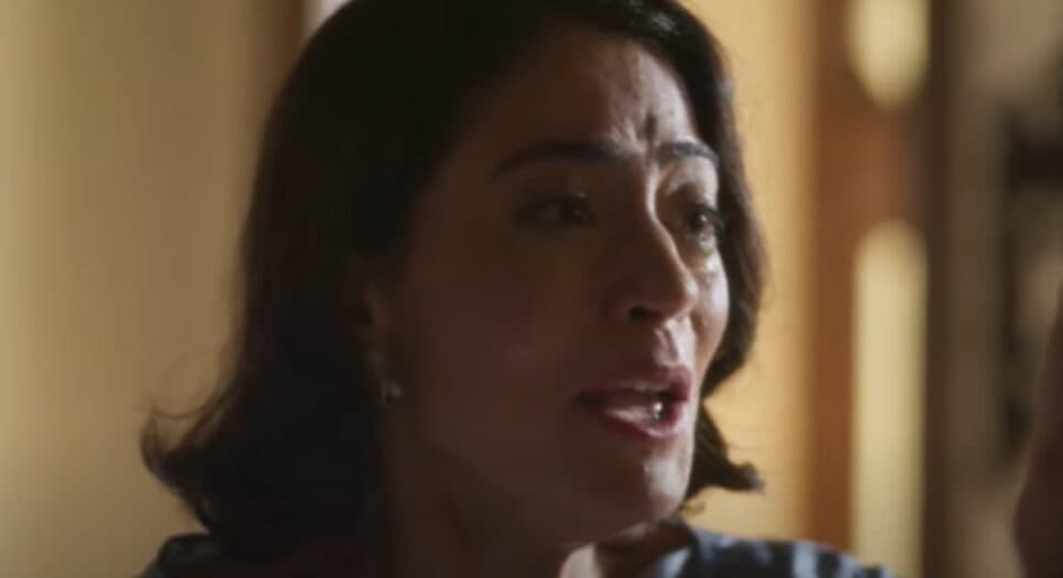 Clarice desmascara Zélia ao achar foto na bolsa da loira (Foto: Reprodução/ TV Globo) Clarice desmascara Zélia ao achar foto na bolsa da loira (Foto: Reprodução/ TV Globo)