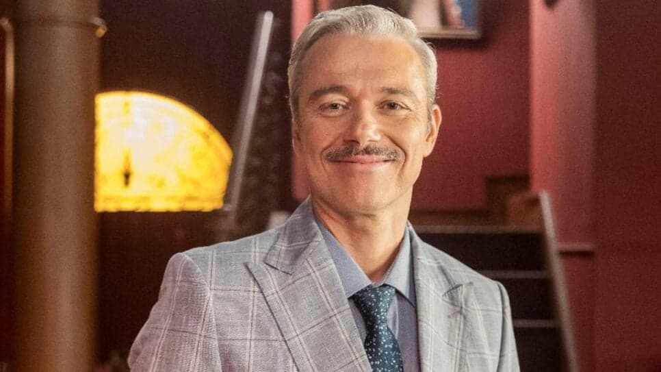 Tavinho mal chega e dá fim em acordo e apunhalada (Foto: Reprodução/ Léo Rosário, TV Globo) Tavinho mal chega e dá fim em acordo e apunhalada (Foto: Reprodução/ Léo Rosário, TV Globo)