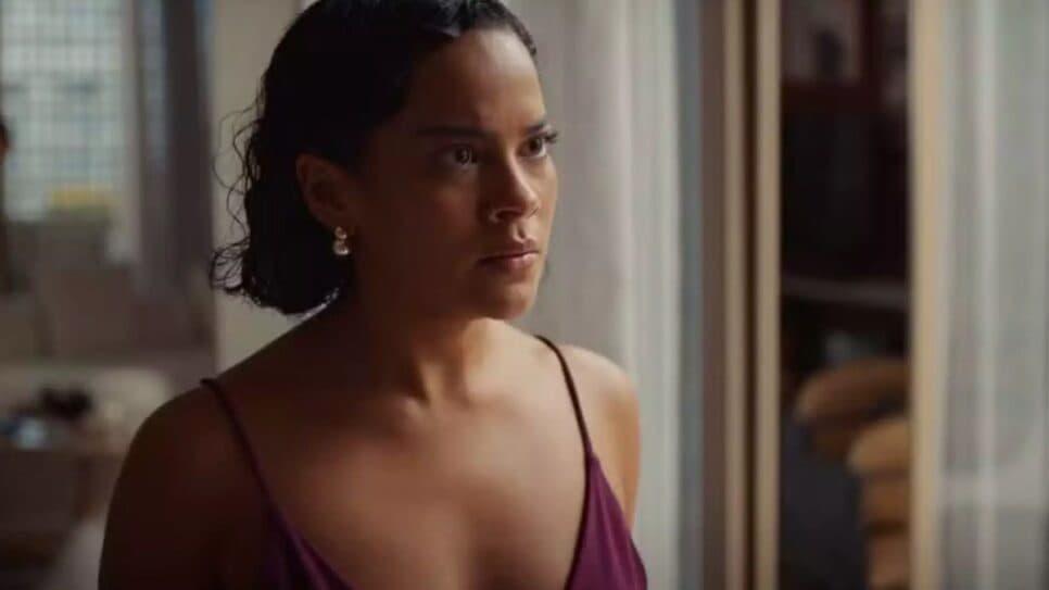 Maria de Fátima vai parar no olho da rua após ser dispensada (Foto: Reprodução/ TV Globo) Maria de Fátima vai parar no olho da rua após ser dispensada (Foto: Reprodução/ TV Globo)