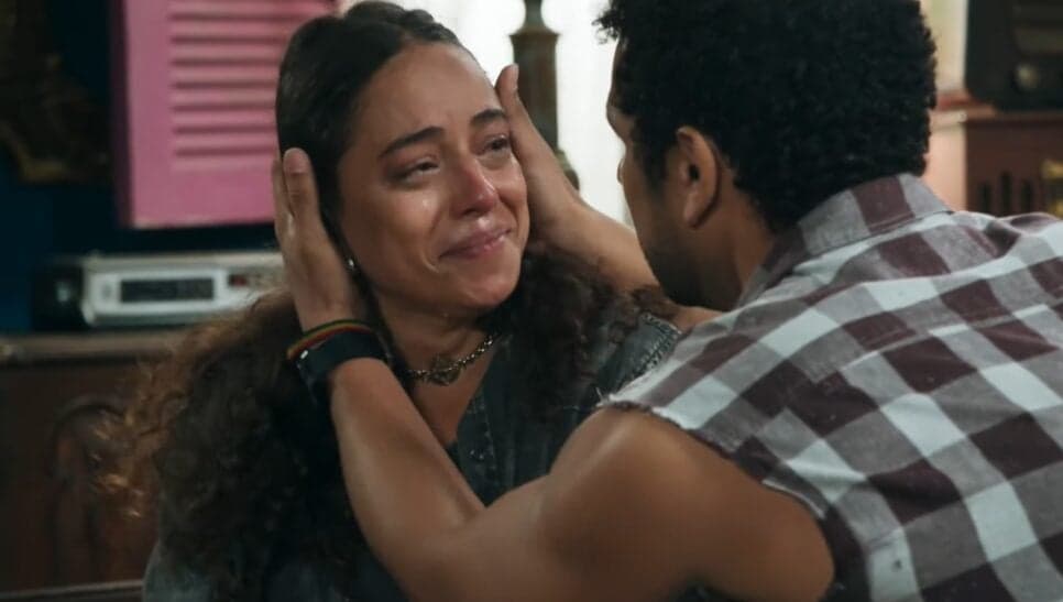 Cacá perde a linha e faz barraco com Chico por ciúme (Foto: Reprodução/ TV Globo) Cacá perde a linha e faz barraco com Chico por ciúme (Foto: Reprodução/ TV Globo)