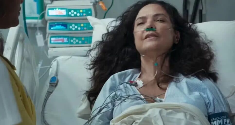 Doralice vai parar no hospital após desmaio (Foto: Reprodução/ TV Globo) Doralice vai parar no hospital após desmaio (Foto: Reprodução/ TV Globo)