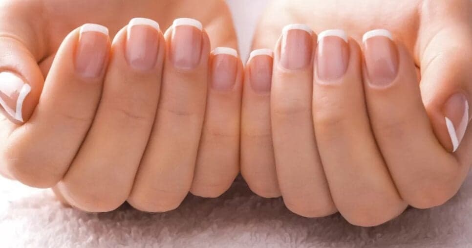 Unhas curtas e criativas: Estilos trazem praticidade e rejuvenescem mulheres 50+