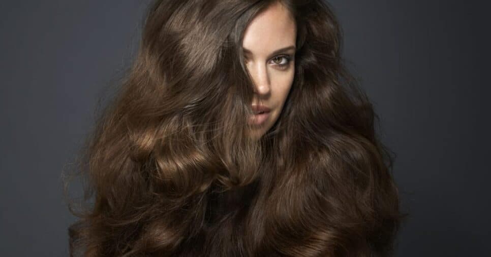 Fim do cabelo fino: Tônico caseiro engrossa os fios ralos e estimula o crescimento sem danificar