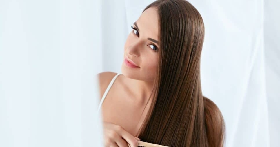 Tratamento de salão em casa: Spray deixa o cabelo livre do frizz por 72 horas