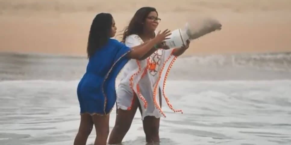 Laura e Maria jogam cinzas de Glória Maria no mar (Foto: Reprodução / Globo) Laura e Maria jogam cinzas de Glória Maria no mar (Foto: Reprodução / Globo)
