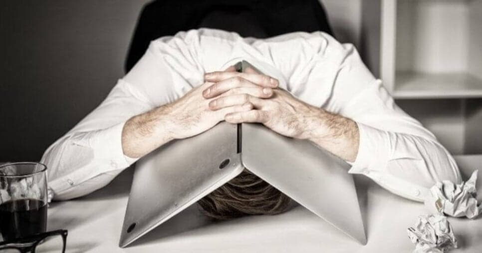 O burnout é caracterizado pela exaustão física e emocional causada pelo estresse relacionado ao trabalho (Foto: Reprodução/ Internet) O burnout é caracterizado pela exaustão física e emocional causada pelo estresse relacionado ao trabalho (Foto: Reprodução/ Internet)