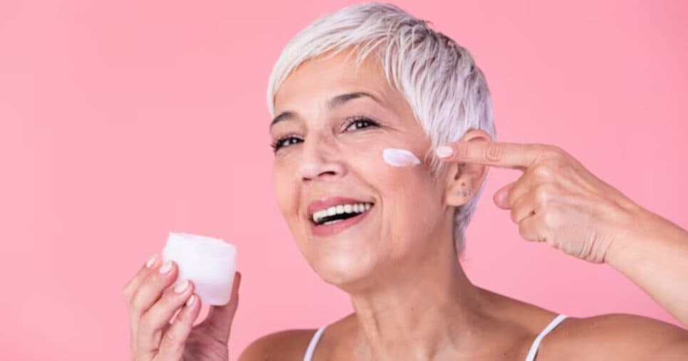 Pele hidratada, firme e sem manchas: Máscara caseira com 3 ingredientes rejuvenesce as 50+ mais que botox