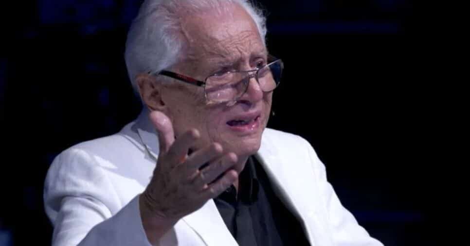 Carlos Alberto de Nóbrega chorou durante o Domingão com Huck (Foto: Reprodução/ Globo) Carlos Alberto de Nóbrega chorou durante o Domingão com Huck (Foto: Reprodução/ Globo)
