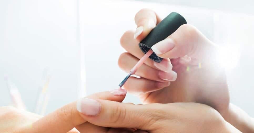 Unhas brilhantes, ousadas e com durabilidade: 8 cores de esmalte Risqué vão dominar junho