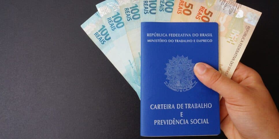 Carteira de trabalho e notas de real (Foto: Canva) Carteira de trabalho e notas de real (Foto: Canva)