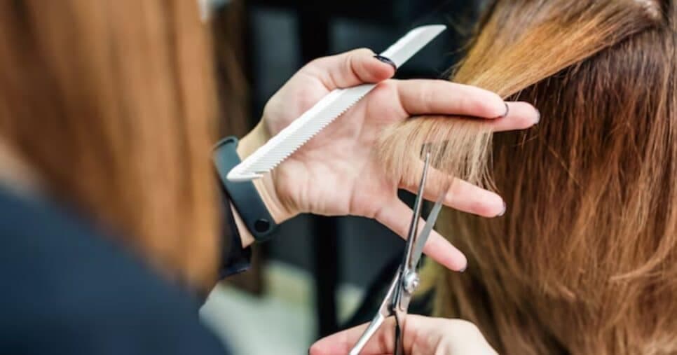 Disfarça a papada: Esses cortes estão afinando o rosto de mulheres em 15 minutos no salão
