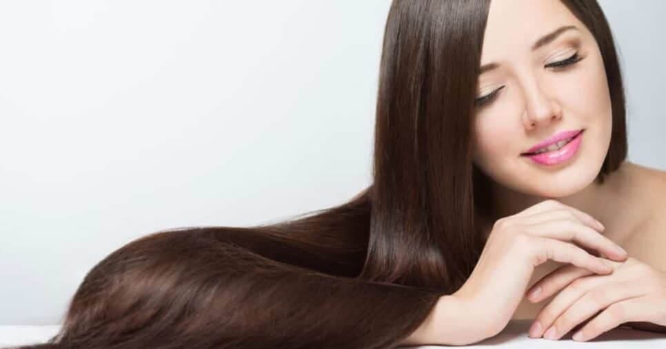 Adeus, progressiva: 3 produtos que alisam o cabelo em casa sem danificar