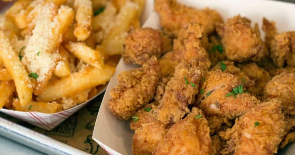 Sticky's Finger Joint tem um cardápio dominado majoritariamente por frango frito e outros acompanhamentos (Foto Reprodução/TripAdvisor) Sticky's Finger Joint tem um cardápio dominado majoritariamente por frango frito e outros acompanhamentos (Foto Reprodução/TripAdvisor)