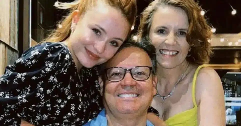 Falidos? Pai e mãe de Larissa Manoela derrubam preço de venda de mansão após briga e fim com a filha