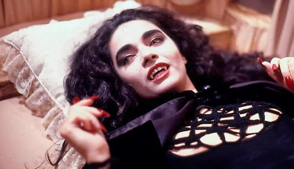 Natasha (Claudia Ohana), a vampira cantora que vendeu sua alma na novela das 19h (Foto: Reprodução/ Divulgação, Globo) Natasha (Claudia Ohana), a vampira cantora que vendeu sua alma na novela das 19h (Foto: Reprodução/ Divulgação, Globo)