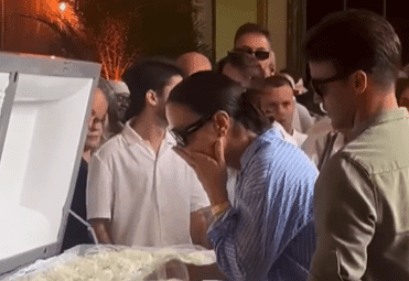 Ivete Sangalo vai ao velório de Preta Gil no Theatro Municipal do Rio - Foto: Reprodução vídeo Caras Brasil Ivete Sangalo vai ao velório de Preta Gil no Theatro Municipal do Rio - Foto: Reprodução vídeo Caras Brasil