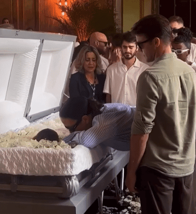 Ivete Sangalo vai ao velório de Preta Gil no Theatro Municipal do Rio - Foto: Reprodução vídeo Caras Brasil Ivete Sangalo vai ao velório de Preta Gil no Theatro Municipal do Rio - Foto: Reprodução vídeo Caras Brasil