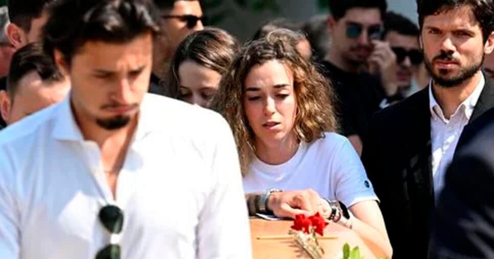 Corpo de Diogo Jota é carregado em caixão com ajuda da mulher, Rute Cardoso (Foto: Getty Images) Corpo de Diogo Jota é carregado em caixão com ajuda da mulher, Rute Cardoso (Foto: Getty Images)