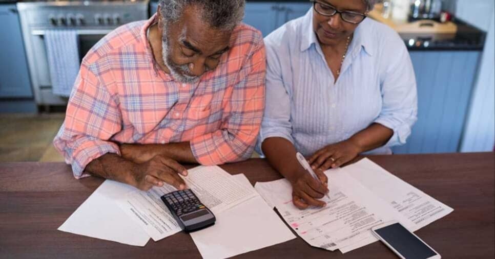 Idosos 60, 65 e 70+ podem usar lei para se proteger das dívidas de cartão, boleto e carnê