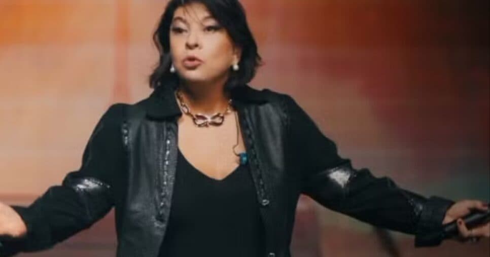 Vídeo: Roberta Miranda surta e chuta o próprio fã em cima do palco