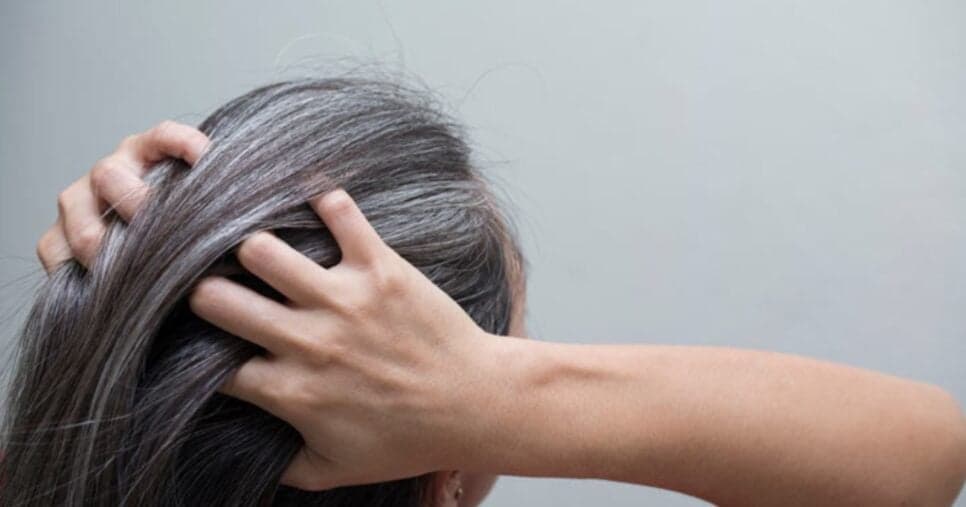 Saiba onde encontrar: Vitamina popular escurece o cabelo branco de dentro para fora