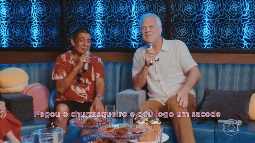 Zeca Pagodinho e Pedro Bial soltaram o gogó em karaokê japonês em Osaka (Foto: Reprodução/ Globo) Zeca Pagodinho e Pedro Bial soltaram o gogó em karaokê japonês em Osaka (Foto: Reprodução/ Globo)