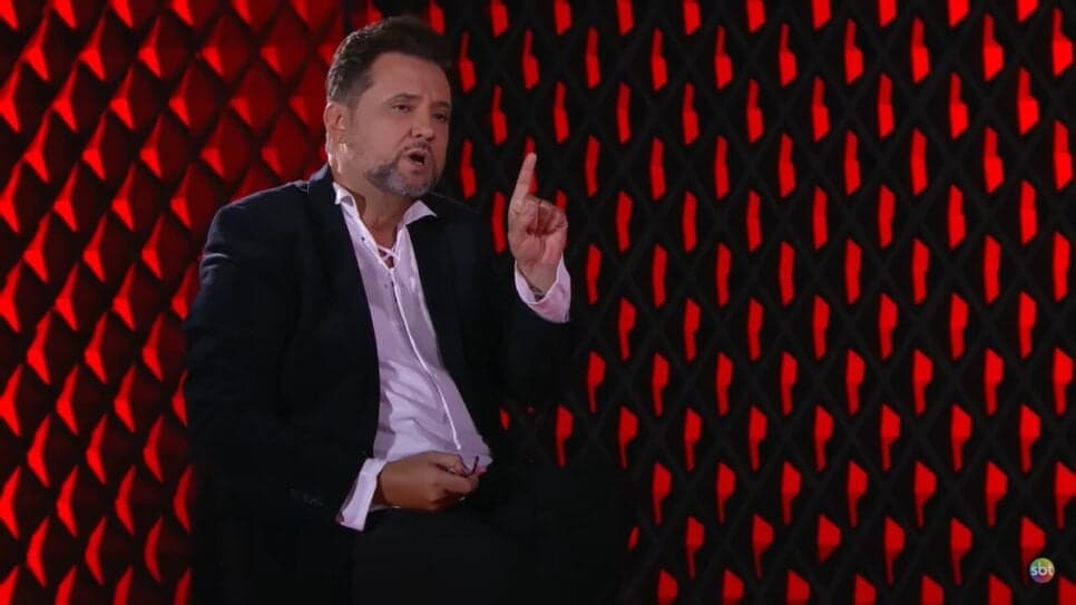 Apresentador chuta pau da barra sobre vida íntima no programa "No Alvo" (Foto: Reprodução/ SBT) Apresentador chuta pau da barra sobre vida íntima no programa "No Alvo" (Foto: Reprodução/ SBT)