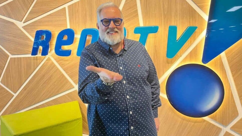 O apresentador está na RedeTV! desde 2024 (Foto: Reprodução/ Divulgação) O apresentador está na RedeTV! desde 2024 (Foto: Reprodução/ Divulgação)